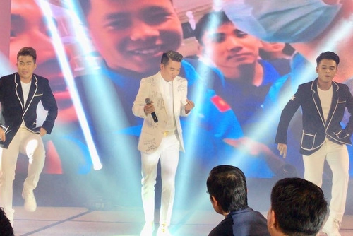 Đàm Vĩnh Hưng xin chữ ký cầu thủ U23